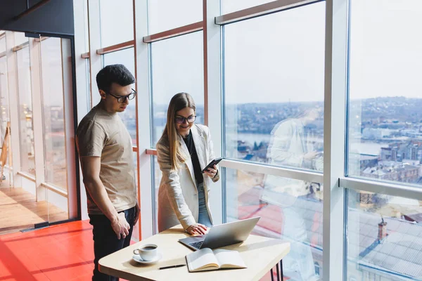 Two Colleagues Man Woman Manager Stand Table Laptop Modern Office — Foto de Stock