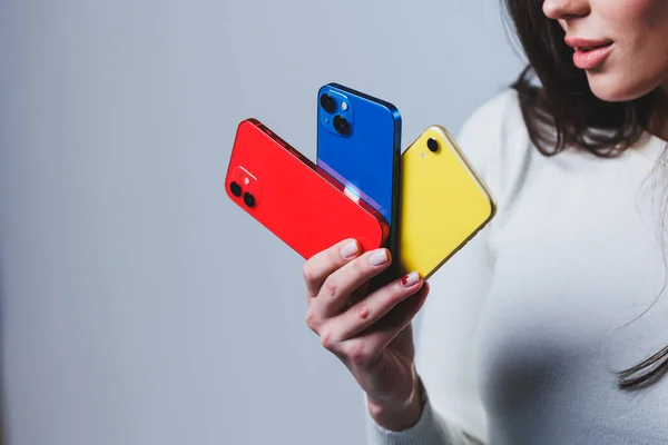 New Bright Phones Hands Woman Hands Woman Holding Several Smartphones — Fotografia de Stock
