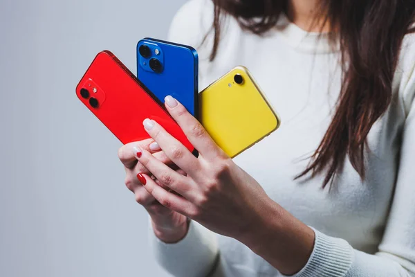 New Bright Phones Hands Woman Hands Woman Holding Several Smartphones — Fotografia de Stock