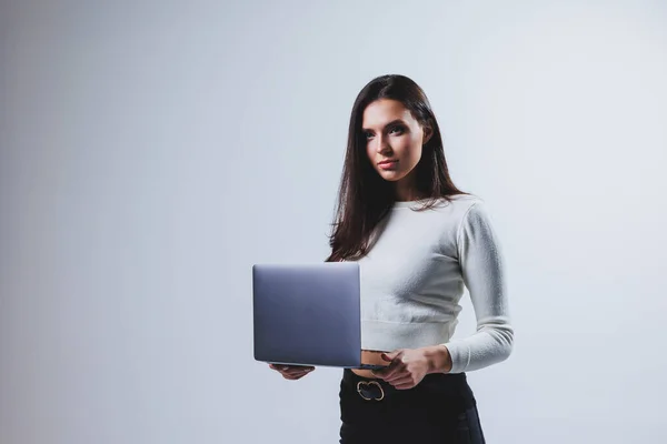 Mujer Joven Gerente Una Camisa Blanca Sostiene Portátil Sus Manos — Foto de Stock