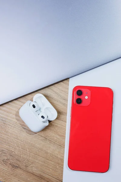 Newest Red Smartphone Wireless Headphones Charging Case White Background — Fotografia de Stock