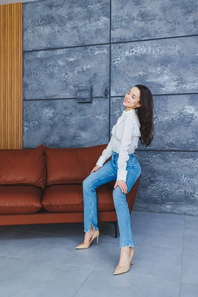 Beautiful Slender Woman Legs Classic Beige Shoes Thin Heels Jeans — Foto de Stock