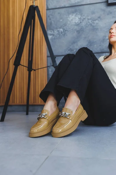 Patas Mujer Pantalones Zapatos Cuero Beige — Foto de Stock