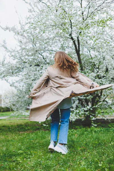 Young Woman Blond Hair Enjoys Blooming Spring Garden Travel Spring — ストック写真