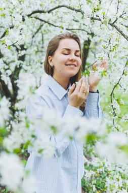 Elma ağaçları çiçekleri güzel romantik Bayan portresi