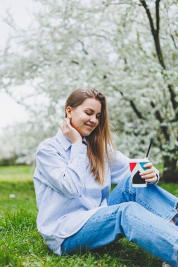 Badem bahçesindeki güzel sarışın kadın..