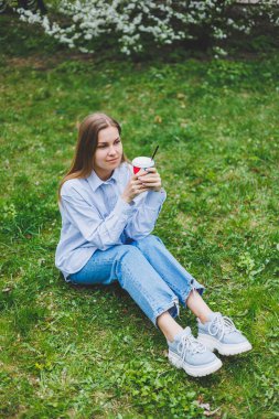 Badem bahçesindeki güzel sarışın kadın..