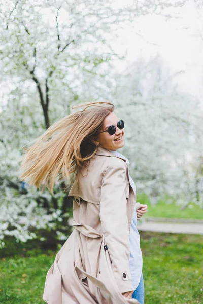 Young Woman Blond Hair Enjoys Blooming Spring Garden Travel Spring — ストック写真