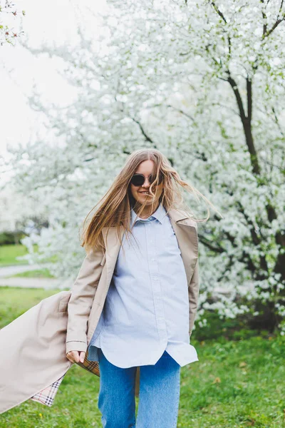 Молода Жінка Світлим Волоссям Насолоджується Квітучим Весняним Садом Подорожі Весняні — стокове фото
