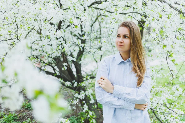 Portrett Vakker Romantisk Dame Epletrær Blomstrer – stockfoto