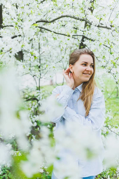 リンゴの木の花に美しいロマンチックな女性の肖像画 — ストック写真