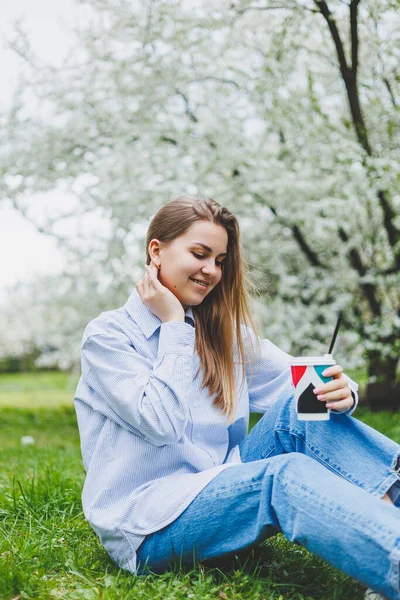 Badem bahçesindeki güzel sarışın kadın..