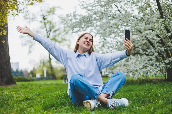 Glückliche Frau Die Mit Dem Smartphone Auf Einer Straße Der — Stockfoto