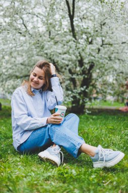 Badem bahçesindeki güzel sarışın kadın..