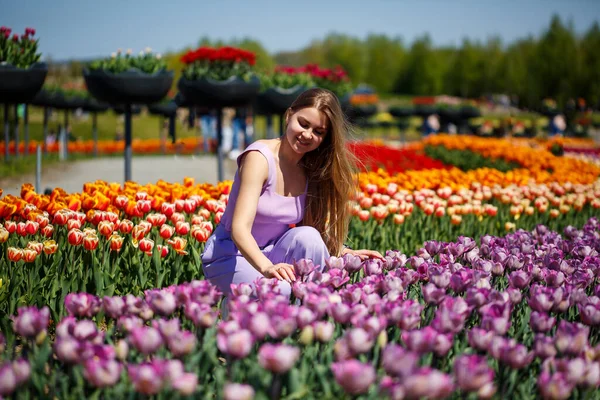 Young Woman Pink Suit Stands Blooming Field Tulips Spring Time — Stockfoto