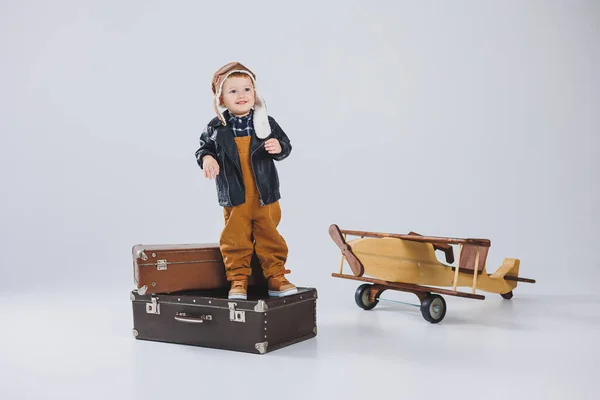 Ragazzo Piange Con Una Giacca Pelle Cappello Pilota Aereo Legno — Foto Stock