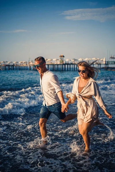 Jovem Casal Romântico Apaixonado Juntos Areia Caminha Longo Praia Mar — Fotografia de Stock