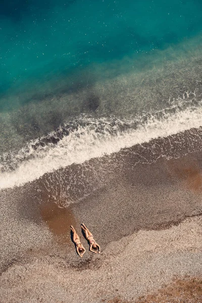土耳其地中海一名妇女的空中照片 美丽的夏季风景与一个女孩 清澈的碧水 海浪和沙滩上阳光灿烂的一天 从一架无人驾驶飞机上俯瞰 — 图库照片