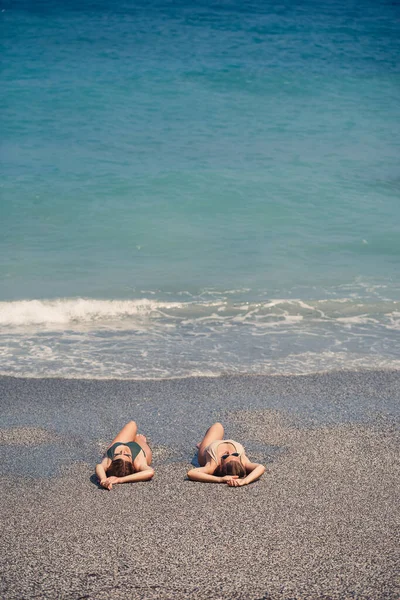 Due Ragazze Fidanzata Sono Seduti Sulla Riva Sabbiosa Del Mare — Foto Stock