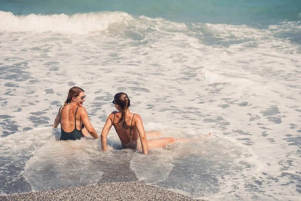 Due Ragazze Fidanzata Sono Seduti Sulla Riva Sabbiosa Del Mare — Foto Stock