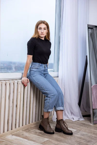 Stijlvolle Mooie Jonge Vrouw Modieuze Kleding Met Blauwe Jeans Modieuze — Stockfoto