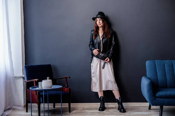 Beautiful Woman Wearing Beige Dress Massive Boots Hat Stylish Fashionable — Stock Photo, Image