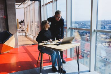 Mutlu iş adamları masada oturuyor, konuşuyor, gülüyor, iş belgelerini tartışıyor, gülümsüyor, iş arkadaşları bir brifingde iş birliği yapıyor, bir toplantıda beyin fırtınası yapıyorlar.