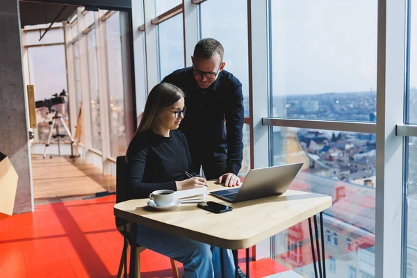 Mutlu iş adamları masada oturuyor, konuşuyor, gülüyor, iş belgelerini tartışıyor, gülümsüyor, iş arkadaşları bir brifingde iş birliği yapıyor, bir toplantıda beyin fırtınası yapıyorlar.