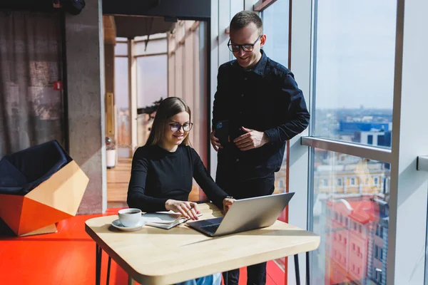 Mutlu iş adamları masada oturuyor, konuşuyor, gülüyor, iş belgelerini tartışıyor, gülümsüyor, iş arkadaşları bir brifingde iş birliği yapıyor, bir toplantıda beyin fırtınası yapıyorlar.