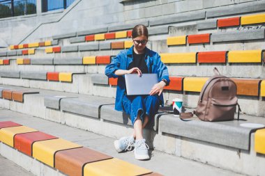 Gözlüklü, optik gözlüklü, kameraya gülümseyen mutlu özgür yazar portresi. Dijital göçebe yaşam tarzının keyfini çıkarıyor. Modern netbook 'lu mutlu bir bilişim uzmanı.