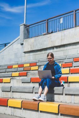 Gözlüklü, optik gözlüklü, kameraya gülümseyen mutlu özgür yazar portresi. Dijital göçebe yaşam tarzının keyfini çıkarıyor. Modern netbook 'lu mutlu bir bilişim uzmanı.