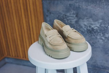 Beyaz süet deri ayakkabılar. Sıradan kadın tarzı. Siyah lastik tabanlar. Moda ayakkabıları..