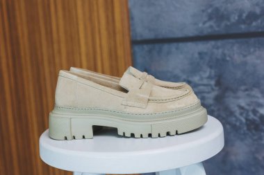 Beyaz süet deri ayakkabılar. Sıradan kadın tarzı. Siyah lastik tabanlar. Moda ayakkabıları..