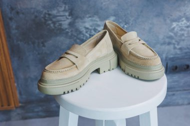 Beyaz süet deri ayakkabılar. Sıradan kadın tarzı. Siyah lastik tabanlar. Moda ayakkabıları..