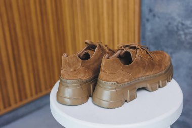 Kadın derisi kahverengi ayakkabılar. Yeni kadın deri ayakkabı koleksiyonu..