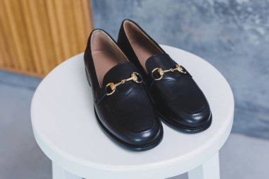 Aylaklar beyaz arka planda izole edilmiş. Bir çift şık, pahalı, modern, deri ayakkabılı siyah ayakkabı. Kadın ayakkabılı beyaz moda konsepti.