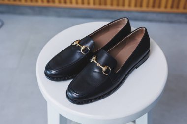 Aylaklar beyaz arka planda izole edilmiş. Bir çift şık, pahalı, modern, deri ayakkabılı siyah ayakkabı. Kadın ayakkabılı beyaz moda konsepti.