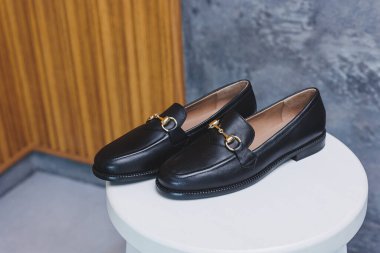 Aylaklar beyaz arka planda izole edilmiş. Bir çift şık, pahalı, modern, deri ayakkabılı siyah ayakkabı. Kadın ayakkabılı beyaz moda konsepti.