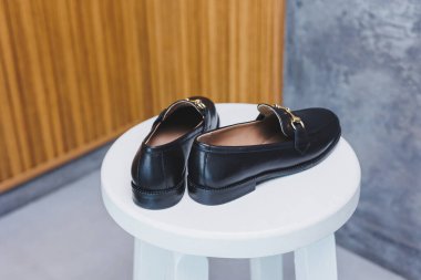 Aylaklar beyaz arka planda izole edilmiş. Bir çift şık, pahalı, modern, deri ayakkabılı siyah ayakkabı. Kadın ayakkabılı beyaz moda konsepti.