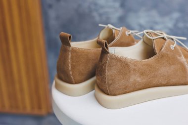 Deri süet kahverengi kadın ayakkabıları. Yeni kadın deri ayakkabı koleksiyonu..