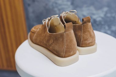 Deri süet kahverengi kadın ayakkabıları. Yeni kadın deri ayakkabı koleksiyonu..