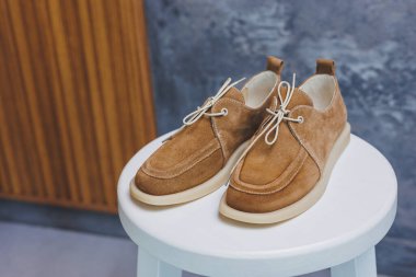 Deri süet kahverengi kadın ayakkabıları. Yeni kadın deri ayakkabı koleksiyonu..