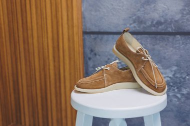 Deri süet kahverengi kadın ayakkabıları. Yeni kadın deri ayakkabı koleksiyonu..