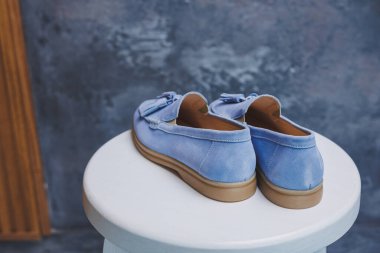 Mavi deri kahverengi kadın ayakkabıları. Yeni kadın deri ayakkabı koleksiyonu..