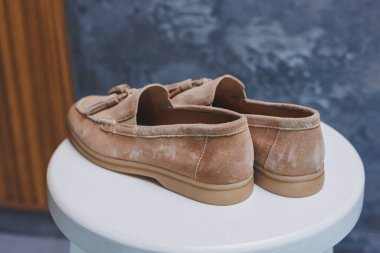 Deri süet kahverengi kadın ayakkabıları. Yeni kadın deri ayakkabı koleksiyonu..