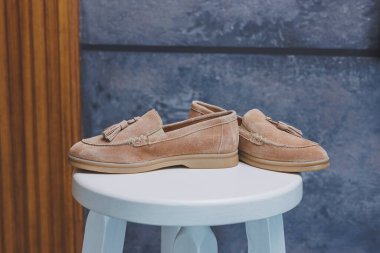 Deri süet kahverengi kadın ayakkabıları. Yeni kadın deri ayakkabı koleksiyonu..