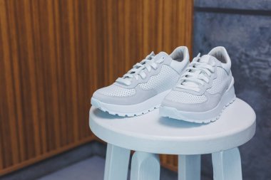 Beyaz kadın deri ayakkabıları, yakın plan. Yeni kadın deri ayakkabı koleksiyonu..