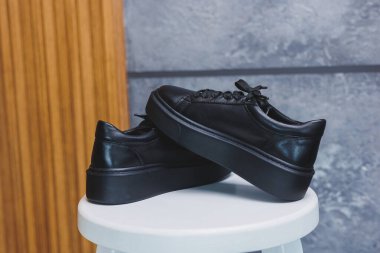 Bağcıklı siyah deri klasik spor ayakkabılar. Sıradan kadın tarzı. Siyah lastik tabanlar. Beyaz arka planda izole edilmiş yakın çekim. Sağ taraf manzaralı. Moda ayakkabıları..