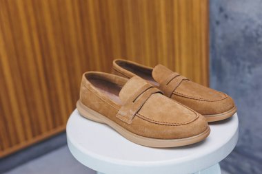 Deri süet kahverengi kadın ayakkabıları. Yeni kadın deri ayakkabı koleksiyonu..