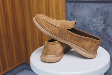 Deri süet kahverengi kadın ayakkabıları. Yeni kadın deri ayakkabı koleksiyonu..